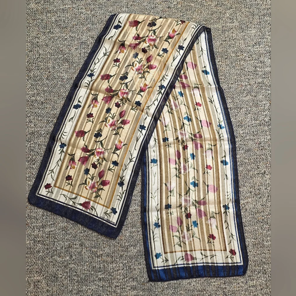 Liz Claiborne Tulip Jacquard Oblong Scarf - Picture 4 of 6